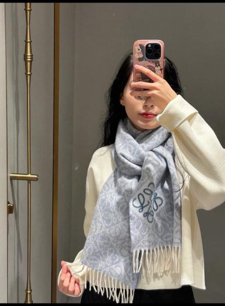 designer,replica,clothing,fake,1:1,lv,luxury,high quality Loewe’s new double-faced wool and cashmere scarf features a two-tone check pattern in Anagram jacquard (FDAK8).