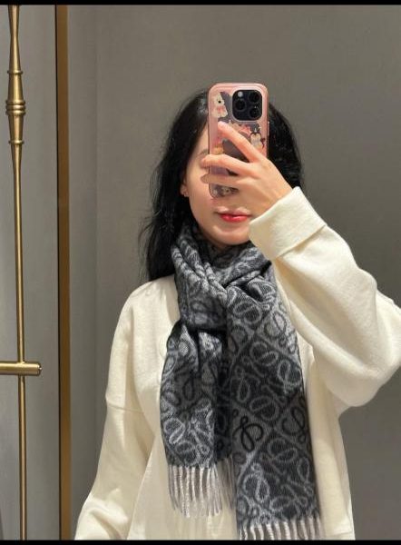 designer,replica,clothing,fake,1:1,lv,luxury,high quality Loewe’s new double-faced wool and cashmere scarf features a two-tone check pattern with an anagram jacquard design (FHRBR).