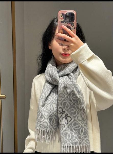designer,replica,clothing,fake,1:1,lv,luxury,high quality Loewe’s new double-faced wool and cashmere scarf is adorned with a two-tone check Anagram jacquard pattern (JILS1).