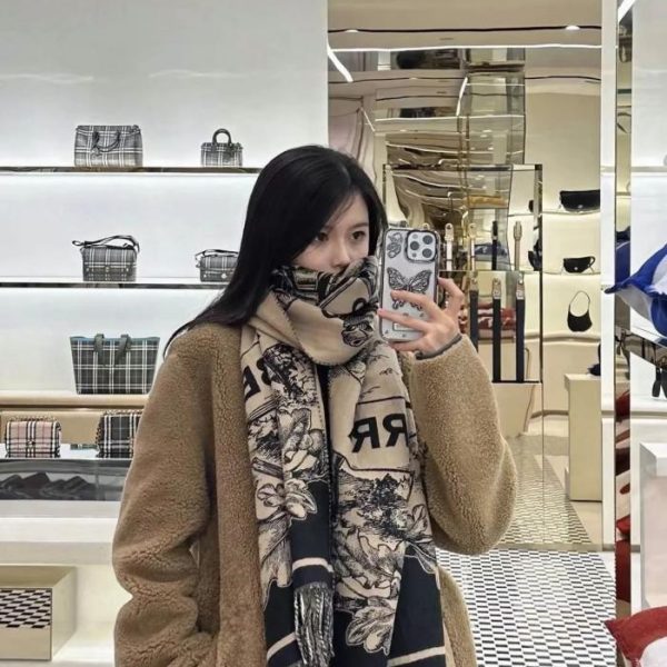 designer,replica,clothing,fake,1:1,lv,luxury,high quality (Camel) Burberry Equestrian Rider Reversible Shawl: The most beautiful jacquard equestrian shawl and scarf in classic caramel color (LX9TO)