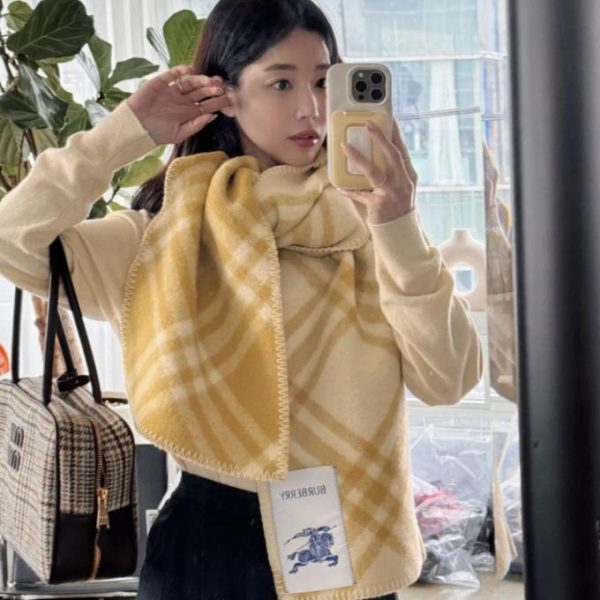 designer,replica,clothing,fake,1:1,lv,luxury,high quality Burberry cashmere and wool blend scarf (with hood) (V19QB)
