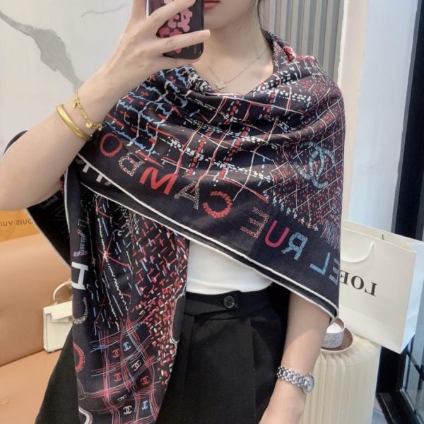 designer,replica,clothing,fake,1:1,lv,luxury,high quality Chanel’s latest velvet scarf, featuring a classic camellia design and an elegant Coco style (8MCYB).