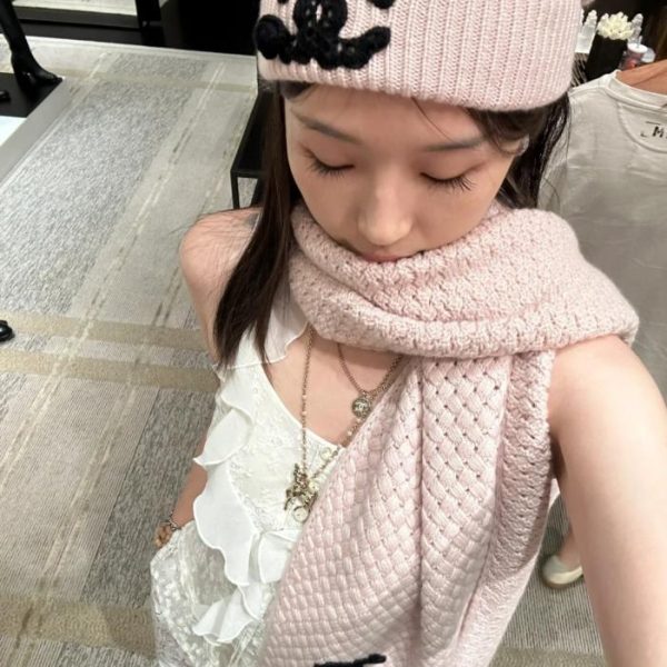 designer,replica,clothing,fake,1:1,lv,luxury,high quality Chanel woven textured cashmere ribbed scarf and hat set (ZI9Q5) with double C logo.