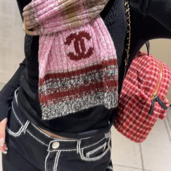 designer,replica,clothing,fake,1:1,lv,luxury,high quality A killer design: CHANEL B knitted cashmere scarf with the classic double C logo, off-white with black trim (Z6VIW)
