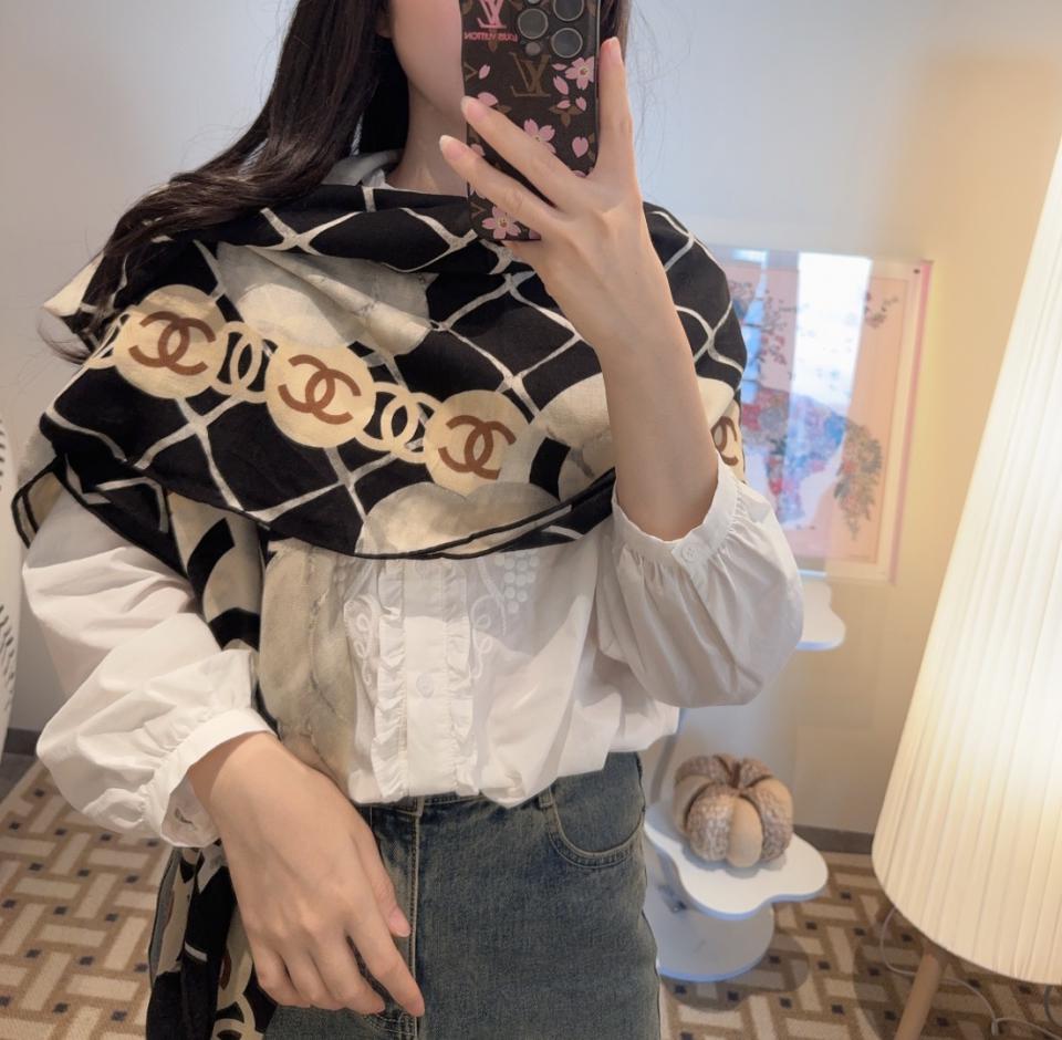 designer,replica,clothing,fake,1:1,lv,luxury,high quality Chanel’s latest quilted velvet scarf features a classic camellia design and an elegant Coco style (HOZW8). designer,replica,clothing,fake,1:1,lv,luxury,high quality Chanel’s latest quilted velvet scarf features a classic camellia design and an elegant Coco style (HOZW8).