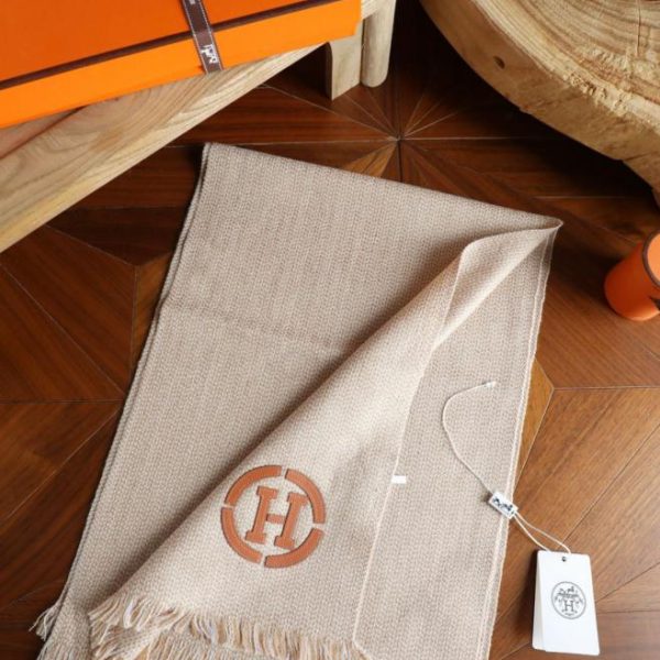 designer,replica,clothing,fake,1:1,lv,luxury,high quality Hermes men’s scarf with polka dot texture and embroidered leather label, 100% cashmere wool fabric (6T1K9).