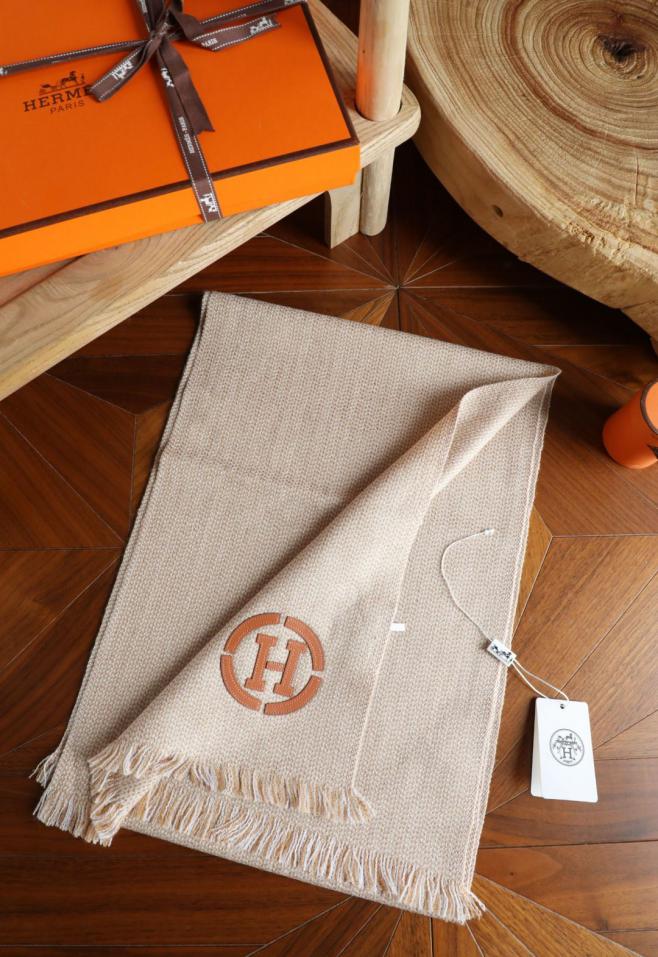 designer,replica,clothing,fake,1:1,lv,luxury,high quality Hermes men’s scarf with polka dot texture and embroidered leather label, 100% cashmere wool fabric (6T1K9). designer,replica,clothing,fake,1:1,lv,luxury,high quality Hermes men’s scarf with polka dot texture and embroidered leather label, 100% cashmere wool fabric (6T1K9).