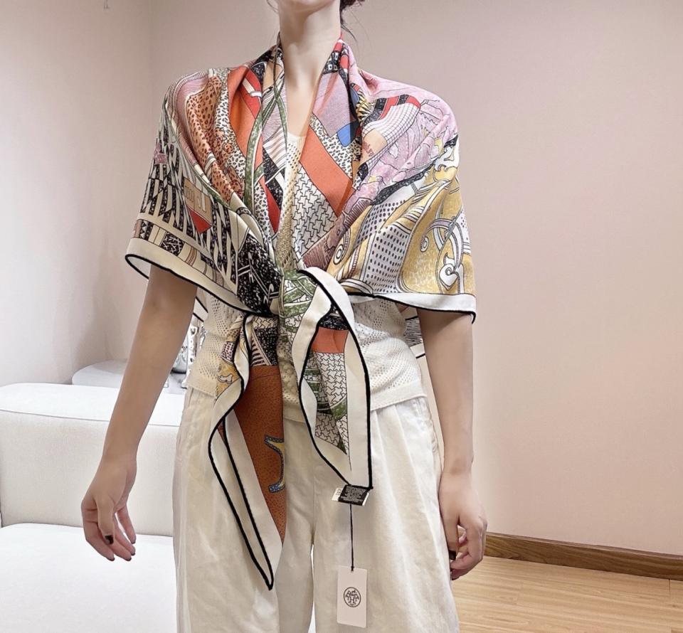 designer,replica,clothing,fake,1:1,lv,luxury,high quality Hermès Rendezvous: Reversible Tonal Velvet Scarf (Carine Bra (NN0GX)) designer,replica,clothing,fake,1:1,lv,luxury,high quality Hermès Rendezvous: Reversible Tonal Velvet Scarf (Carine Bra (NN0GX))