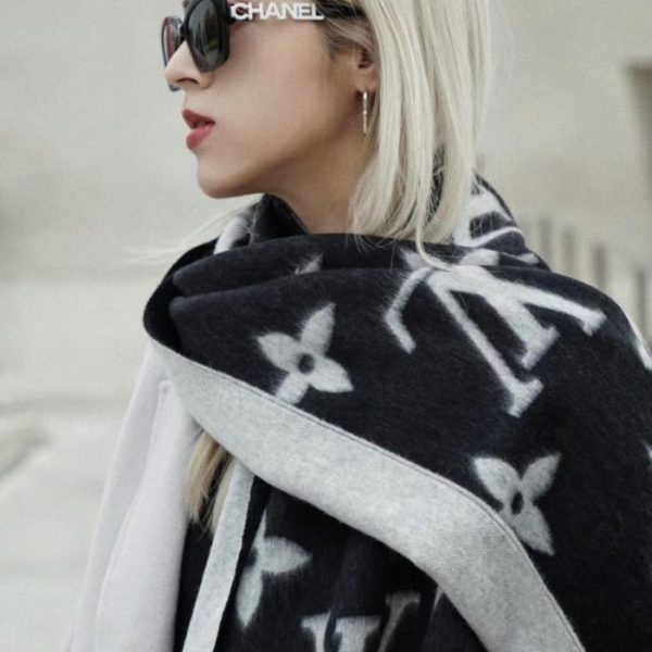 designer,replica,clothing,fake,1:1,lv,luxury,high quality Louis Vuitton Classic Black Scarf (8WJ52)