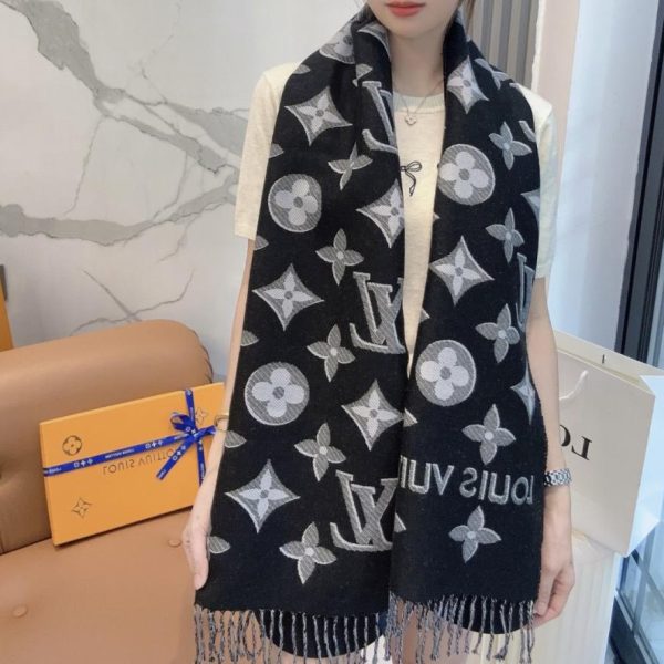designer,replica,clothing,fake,1:1,lv,luxury,high quality LV Essential Shine scarf with metallic fibers woven into the Monogram pattern (1GKY0)