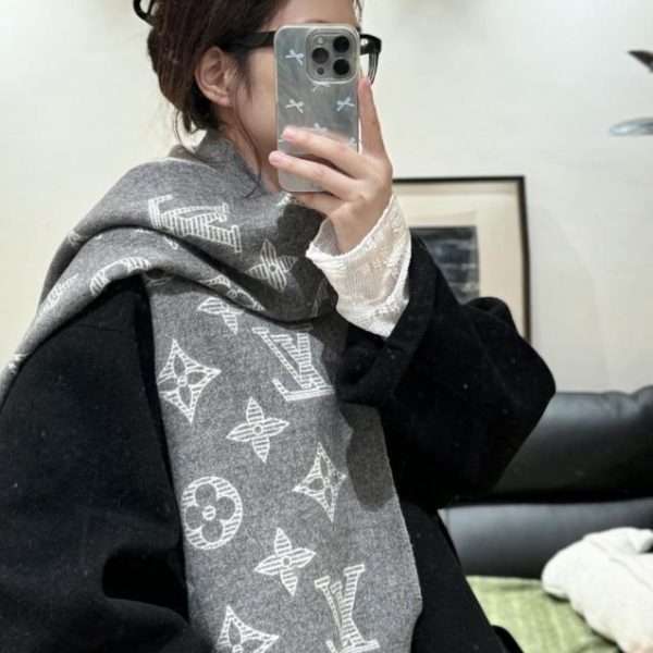 designer,replica,clothing,fake,1:1,lv,luxury,high quality LV Essential Shine Scarf with metallic fibers woven into the Monogram pattern (7TE0L)