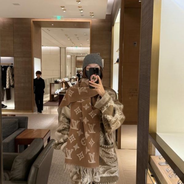designer,replica,clothing,fake,1:1,lv,luxury,high quality LV Essential Shine Scarf with metallic fibers woven into the Monogram pattern (VUT5F)