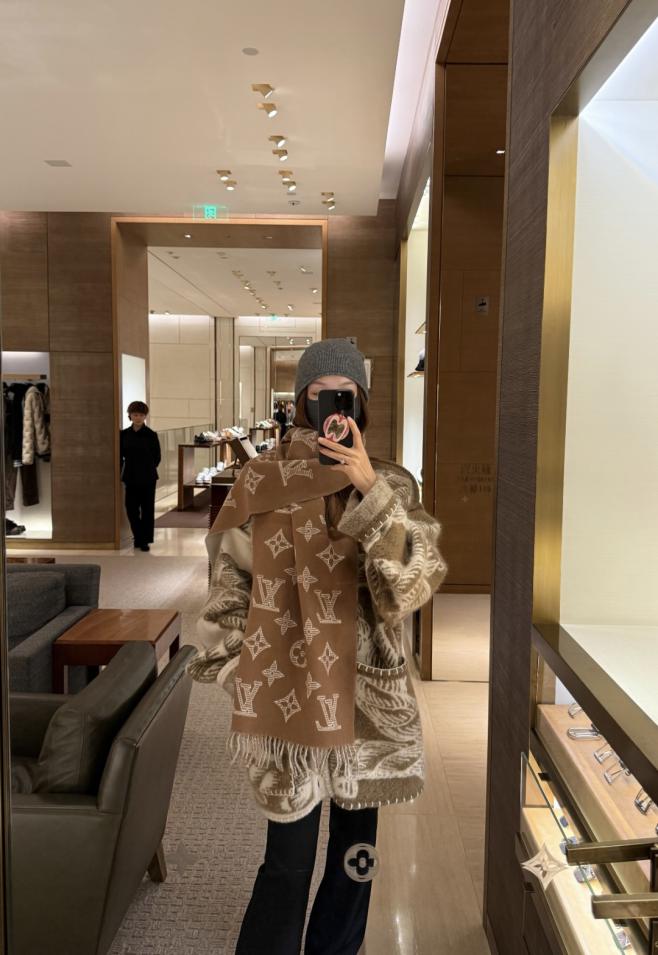 designer,replica,clothing,fake,1:1,lv,luxury,high quality LV Essential Shine Scarf with metallic fibers woven into the Monogram pattern (VUT5F) designer,replica,clothing,fake,1:1,lv,luxury,high quality LV Essential Shine Scarf with metallic fibers woven into the Monogram pattern (VUT5F)