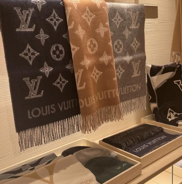 designer,replica,clothing,fake,1:1,lv,luxury,high quality LV Essential Shine scarf with metallic fibers woven into the Monogram pattern (WCFVW)