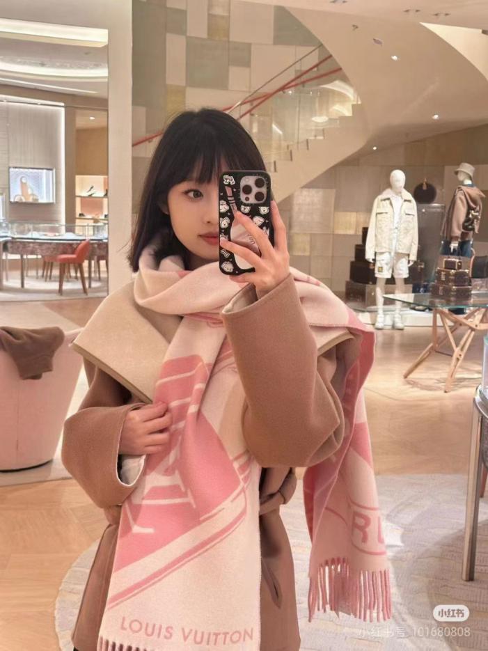designer,replica,clothing,fake,1:1,lv,luxury,high quality Lock and Keys scarf depicting the Louis Vuitton Trunks badge (HKAED). designer,replica,clothing,fake,1:1,lv,luxury,high quality Lock and Keys scarf depicting the Louis Vuitton Trunks badge (HKAED).