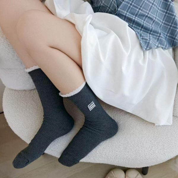 designer,replica,clothing,fake,1:1,lv,luxury,high quality [One box contains four pairs] MIUMIU official website synchronized accessory letter mid-calf socks (OUQEA)