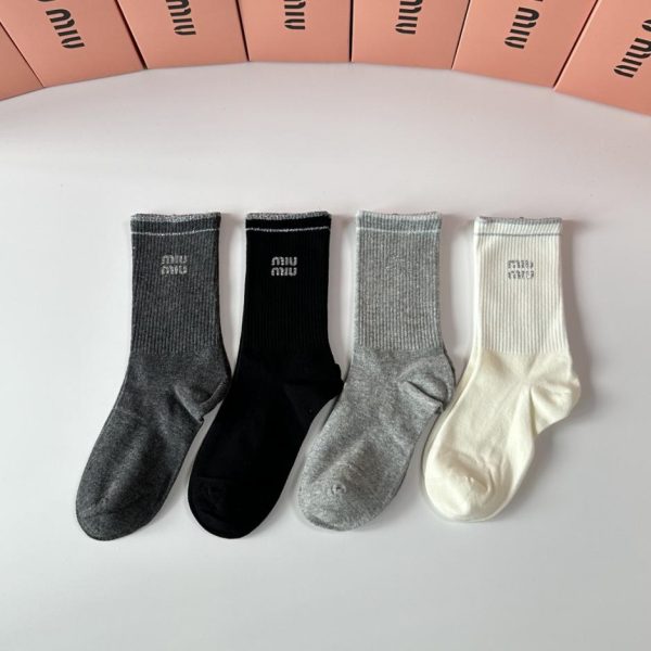 designer,replica,clothing,fake,1:1,lv,luxury,high quality MiuMiu’s new classic mid-calf socks with heat transfer printing, four pairs per box (5Q9WC)