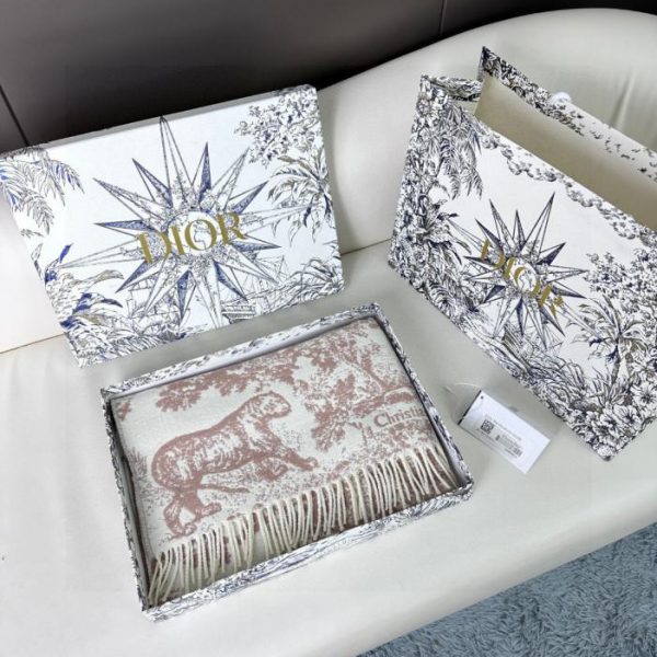 designer,replica,clothing,fake,1:1,lv,luxury,high quality Dior’s new Sauvage Toile de Jouy print scarf (J5VA6)