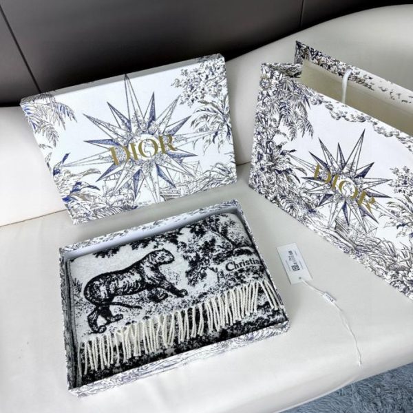 designer,replica,clothing,fake,1:1,lv,luxury,high quality Dior’s new Sauvage Toile de Jouy print scarf (NJMEI)