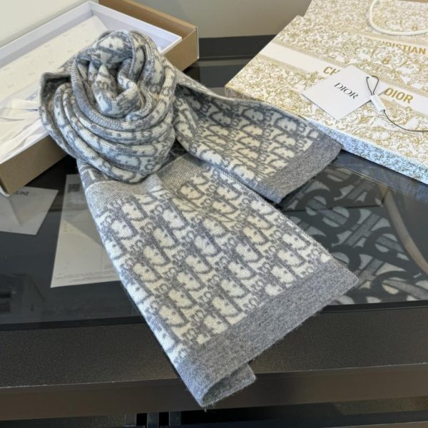 designer,replica,clothing,fake,1:1,lv,luxury,high quality Dior’s classic Fall/Winter collection features a double-sided jacquard knit style (GRHHJ).