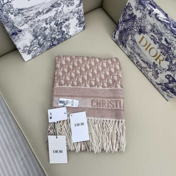 designer,replica,clothing,fake,1:1,lv,luxury,high quality Dior’s new “Bookmark Reversible Shawl” in light grey, made of 100% cashmere (COYVD).