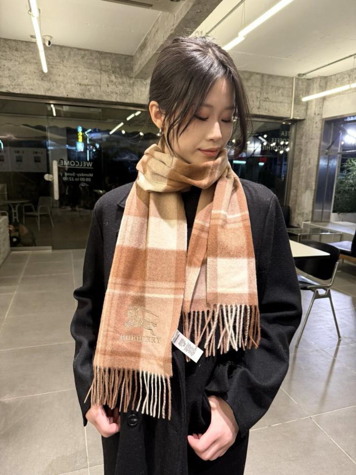 designer,replica,clothing,fake,1:1,lv,luxury,high quality Burberry’s exquisite equestrian embroidery makes this scarf (M9LIY) stand out. designer,replica,clothing,fake,1:1,lv,luxury,high quality Burberry’s exquisite equestrian embroidery makes this scarf (M9LIY) stand out.