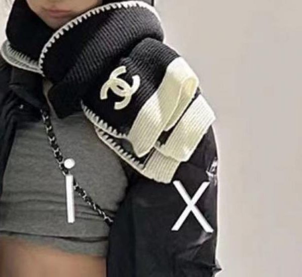 designer,replica,clothing,fake,1:1,lv,luxury,high quality Chanel’s newest boutique item: a long knitted scarf with lace trim (TAR0Q)