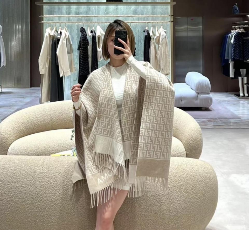 designer,replica,clothing,fake,1:1,lv,luxury,high quality Fendi classic FF letter element wool cape (ZXHO7) designer,replica,clothing,fake,1:1,lv,luxury,high quality Fendi classic FF letter element wool cape (ZXHO7)