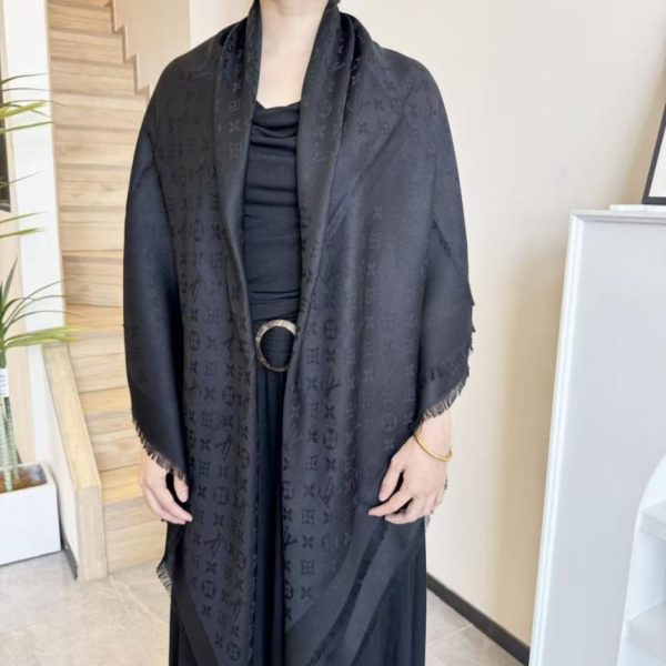 designer,replica,clothing,fake,1:1,lv,luxury,high quality LV shawl, classic gold thread paired with a silk-wool blend, square scarf (45GT3)