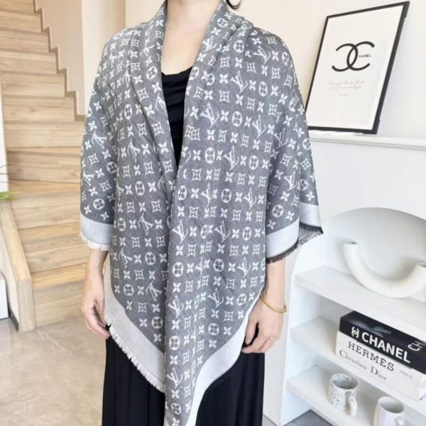 designer,replica,clothing,fake,1:1,lv,luxury,high quality LV shawl, classic gold thread paired with a silk-wool blend, square scarf (4O2RB)
