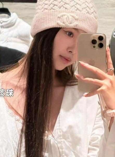 designer,replica,clothing,fake,1:1,lv,luxury,high quality CHANEL knit beanie in black, white, and pink (9G4V5)