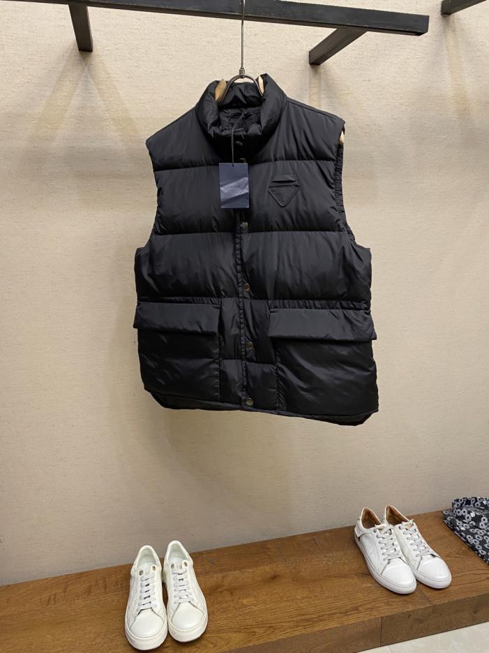 designer,replica,clothing,fake,1:1,lv,luxury,high quality Prada down vest with triangular logo trim (55JS0) designer,replica,clothing,fake,1:1,lv,luxury,high quality Prada down vest with triangular logo trim (55JS0)