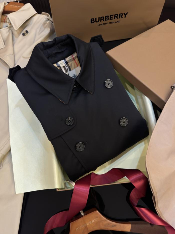 designer,replica,clothing,fake,1:1,lv,luxury,high quality BURBERRY New Kensington Fit – Heritage Trench Men’s Mid-Length Trench Coat in Black (8DRXO) designer,replica,clothing,fake,1:1,lv,luxury,high quality BURBERRY New Kensington Fit – Heritage Trench Men’s Mid-Length Trench Coat in Black (8DRXO)