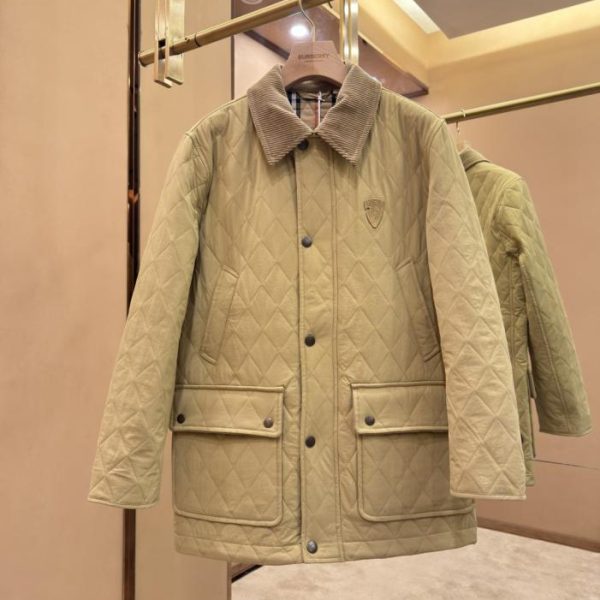designer,replica,clothing,fake,1:1,lv,luxury,high quality Burberry Sand-Colored Quilted Nylon Barn Jacket with Patchwork Pockets (GZJAO)
