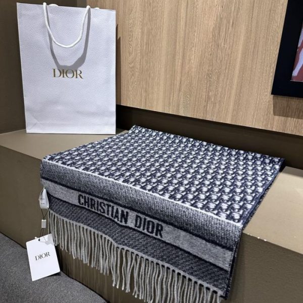 designer,replica,clothing,fake,1:1,lv,luxury,high quality This Dior printed scarf features an Oblique print pattern (2OUBZ).