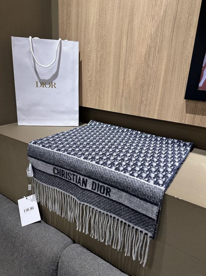 designer,replica,clothing,fake,1:1,lv,luxury,high quality This Dior printed scarf features an Oblique print pattern (2OUBZ). designer,replica,clothing,fake,1:1,lv,luxury,high quality This Dior printed scarf features an Oblique print pattern (2OUBZ).