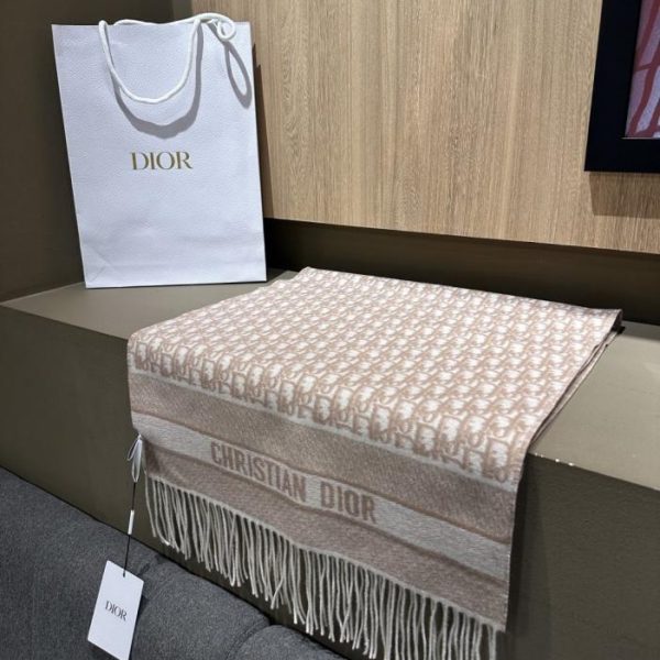 designer,replica,clothing,fake,1:1,lv,luxury,high quality This Dior printed scarf features the Oblique print pattern (XV9DN).