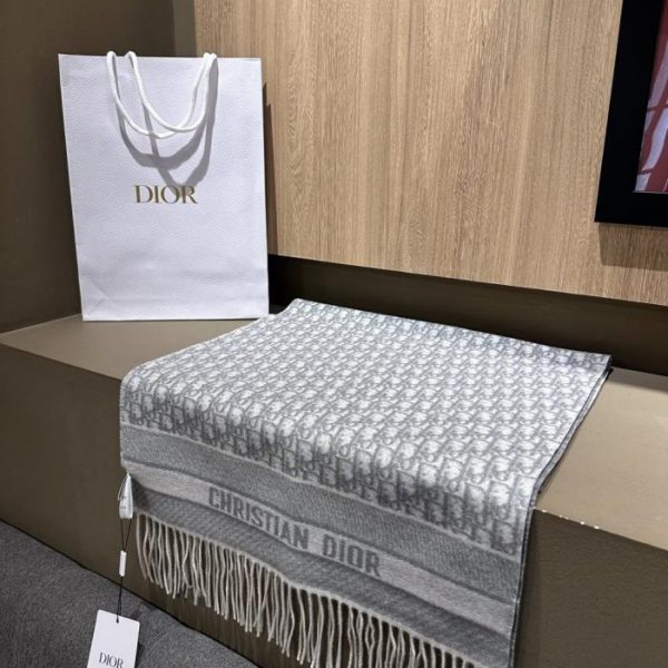 designer,replica,clothing,fake,1:1,lv,luxury,high quality This Dior printed scarf features an Oblique print pattern (379ZV).