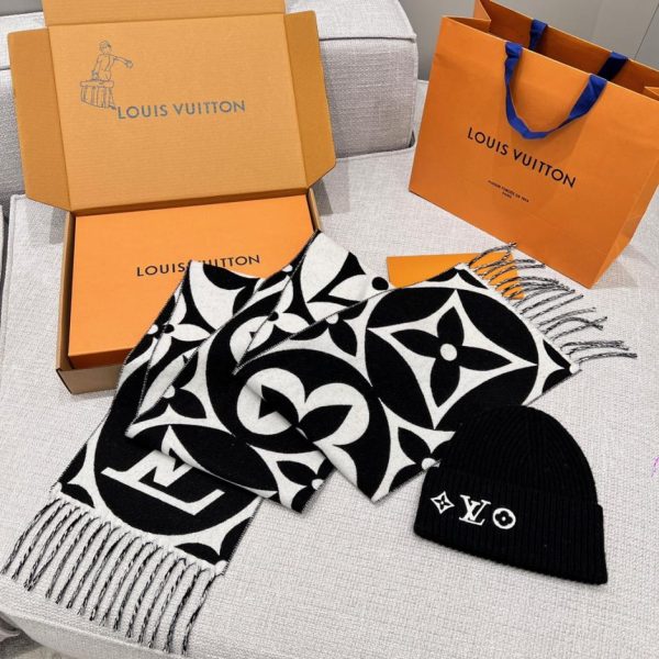 designer,replica,clothing,fake,1:1,lv,luxury,high quality Louis Vitton, Round Four-Leaf Clover Scarf, Black and White (6T6WN)