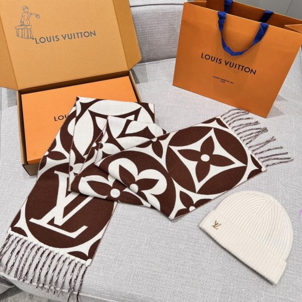 designer,replica,clothing,fake,1:1,lv,luxury,high quality Louis Vitton, Round Four-Leaf Clover Scarf, Brown (H8IKA)