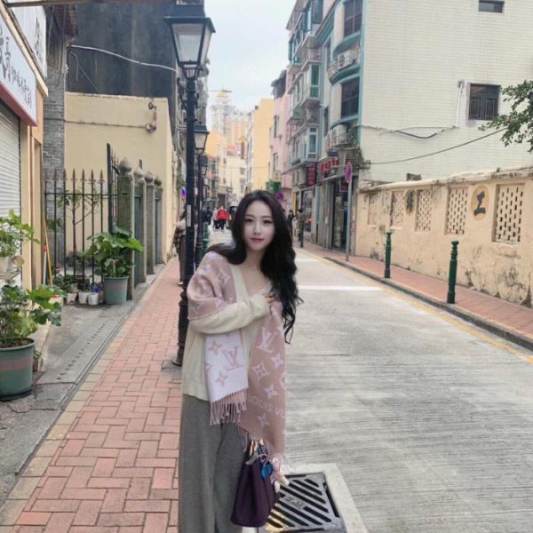 designer,replica,clothing,fake,1:1,lv,luxury,high quality LV light pink and white color-blocked scarf, LVEssential scarf (TCH8Y)
