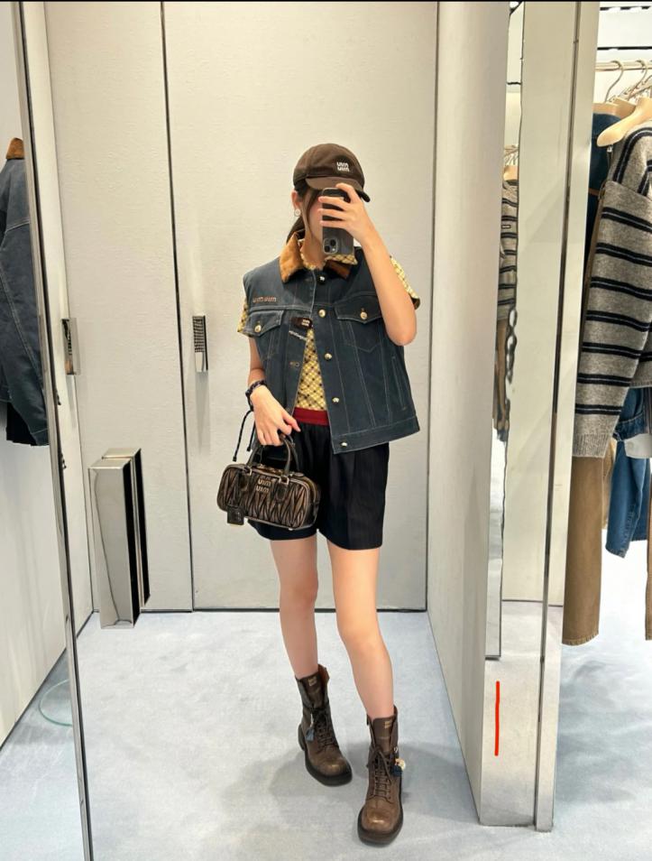 designer,replica,clothing,fake,1:1,lv,luxury,high quality MiuMiu Fall/Winter New Arrival: Color-blocked Collared Denim Padded Vest (F477G) for a Youthful and Intellectual Look. designer,replica,clothing,fake,1:1,lv,luxury,high quality MiuMiu Fall/Winter New Arrival: Color-blocked Collared Denim Padded Vest (F477G) for a Youthful and Intellectual Look.
