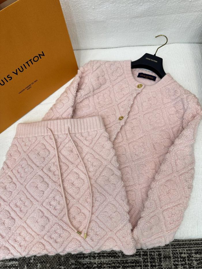 designer,replica,clothing,fake,1:1,lv,luxury,high quality Relaxed-style pink diamond-patterned cardigan skirt (8Z2U4) designer,replica,clothing,fake,1:1,lv,luxury,high quality Relaxed-style pink diamond-patterned cardigan skirt (8Z2U4)