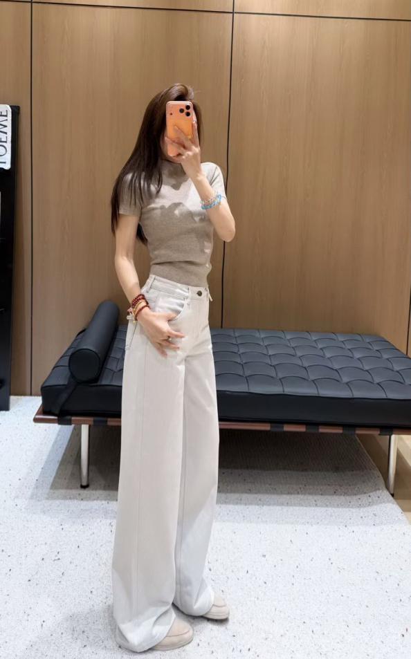 designer,replica,clothing,fake,1:1,lv,luxury,high quality Chanel’s new wide-leg jeans, made with fleece-lined, thick fabric, featuring embroidered double C logo pockets (49D5Q). designer,replica,clothing,fake,1:1,lv,luxury,high quality Chanel’s new wide-leg jeans, made with fleece-lined, thick fabric, featuring embroidered double C logo pockets (49D5Q).