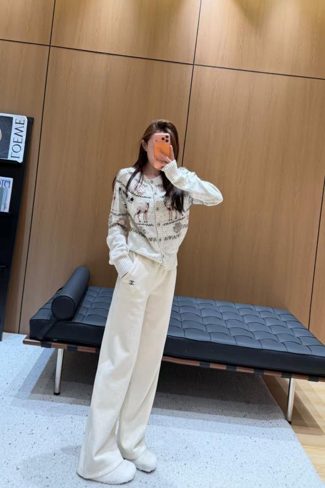 designer,replica,clothing,fake,1:1,lv,luxury,high quality Chanel’s new wide-leg trousers with delicate star-like rhinestone embellishments, fleece lining, elastic waist, and embroidered double C logo (FI0II). designer,replica,clothing,fake,1:1,lv,luxury,high quality Chanel’s new wide-leg trousers with delicate star-like rhinestone embellishments, fleece lining, elastic waist, and embroidered double C logo (FI0II).