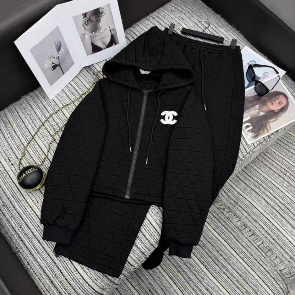 designer,replica,clothing,fake,1:1,lv,luxury,high quality Chanel’s new quilted hooded casual jacket paired with elasticated straight-leg trousers, adorned with the double C logo (AV5NY) designer,replica,clothing,fake,1:1,lv,luxury,high quality Chanel’s new quilted hooded casual jacket paired with elasticated straight-leg trousers, adorned with the double C logo (AV5NY)