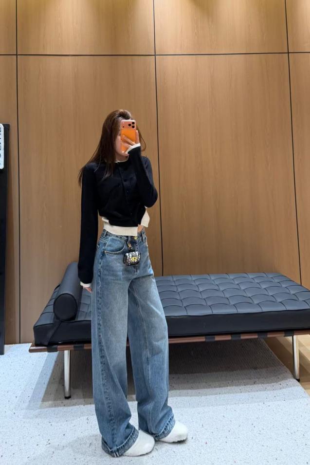 designer,replica,clothing,fake,1:1,lv,luxury,high quality Dior’s new wide-leg jeans paired with a custom monogrammed waist bag and logo-printed cuffs (HFH9M) designer,replica,clothing,fake,1:1,lv,luxury,high quality Dior’s new wide-leg jeans paired with a custom monogrammed waist bag and logo-printed cuffs (HFH9M)