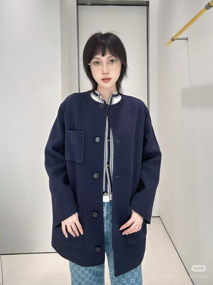 designer,replica,clothing,fake,1:1,lv,luxury,high quality Gucci’s new double-faced wool round neck long-sleeved coat features embroidered double G logo pockets (YENXG). designer,replica,clothing,fake,1:1,lv,luxury,high quality Gucci’s new double-faced wool round neck long-sleeved coat features embroidered double G logo pockets (YENXG).