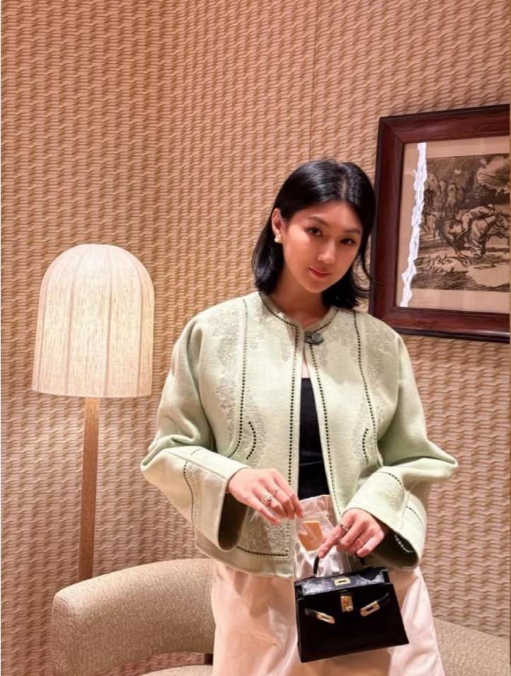 designer,replica,clothing,fake,1:1,lv,luxury,high quality Hermes Fall/Winter New Arrival: A Must-Have for the Rich and Stylish – High-Quality Cashmere Coat with Exquisite Craftsmanship and Thousand-Needle Openwork Embroidery (ULZJN) designer,replica,clothing,fake,1:1,lv,luxury,high quality Hermes Fall/Winter New Arrival: A Must-Have for the Rich and Stylish – High-Quality Cashmere Coat with Exquisite Craftsmanship and Thousand-Needle Openwork Embroidery (ULZJN)