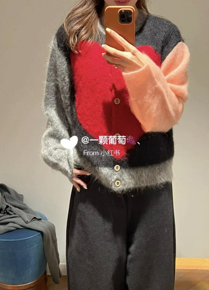 designer,replica,clothing,fake,1:1,lv,luxury,high quality Saturn Fall/Winter New Arrival: Heart-Shaped Color-Blocked Cardigan (2R3TA) designer,replica,clothing,fake,1:1,lv,luxury,high quality Saturn Fall/Winter New Arrival: Heart-Shaped Color-Blocked Cardigan (2R3TA)
